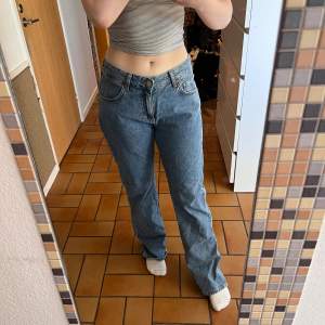 Bikbok jeans ”Low straight”, använda 1 gång blev för oversize på mig Storlek: W30 L32