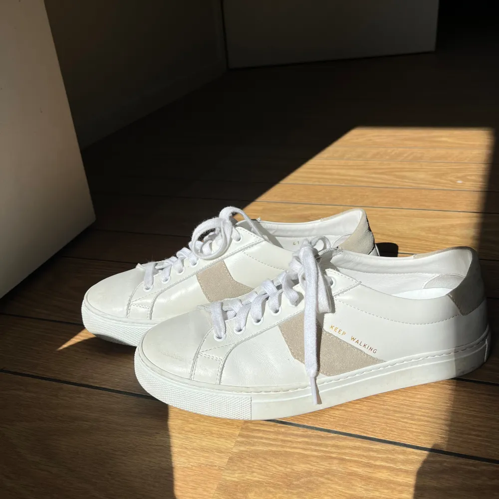 Jättefina sneakers som jag tyvärr fick hem i fler storlek 🥹 nypris:3600kr. Skor.