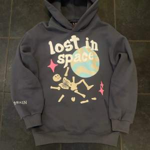Säljer denna Lost in Space hoodie från Broken Planet💪Är knappt använd och är i 10/10 skick! Den är i storlek medium. Inte O!r|ig!ina/l
