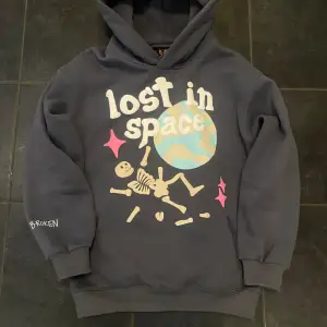 Säljer denna Lost in Space hoodie från Broken Planet💪Är knappt använd och är i 10/10 skick! Den är i storlek medium.