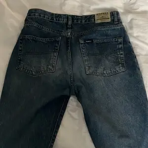 Midwaist Straight jeans. De är i väldigt bra skick. Skicka för fler frågor🥰priset går att diskutera