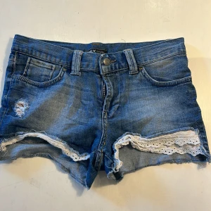 Fina jeans shorts men dragkedjan är trasig därav priset💓 - 🩵