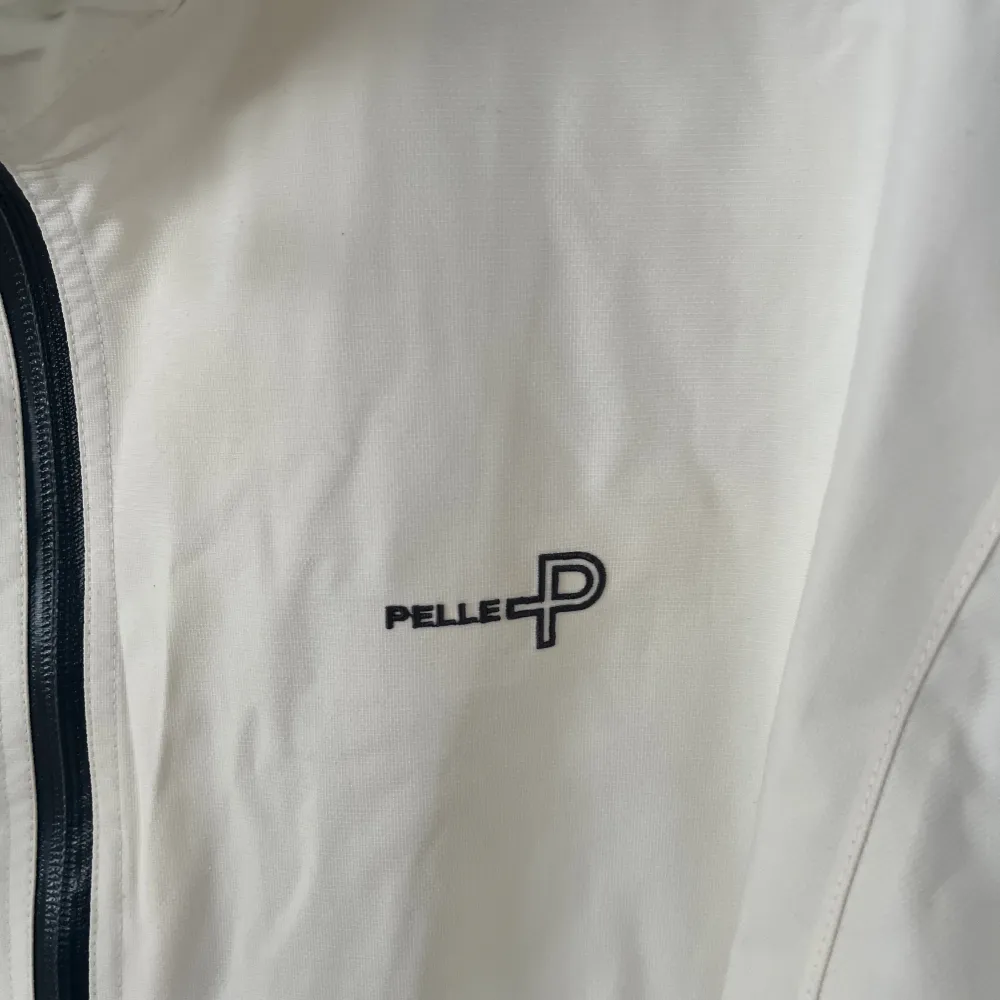 Säljer denna vita Pelle p jackan i strl XL Den har kommit till användning väldigt få gånger och är som ny. Jackor.
