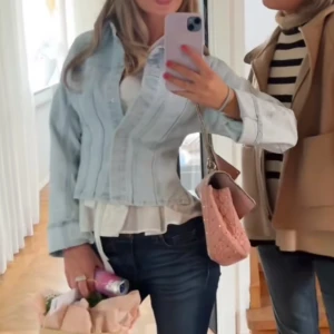 Jeansjacka  - Säljer denna helt slutsålda jacka från hm, den har lappen kvar och endast testad!!! storlek XL men liten i storleken 😍😍