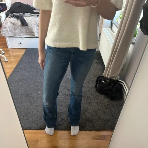Bootcut jeans zara  - Mörkblåa bootcut jeans från zara, storlek 38💕
