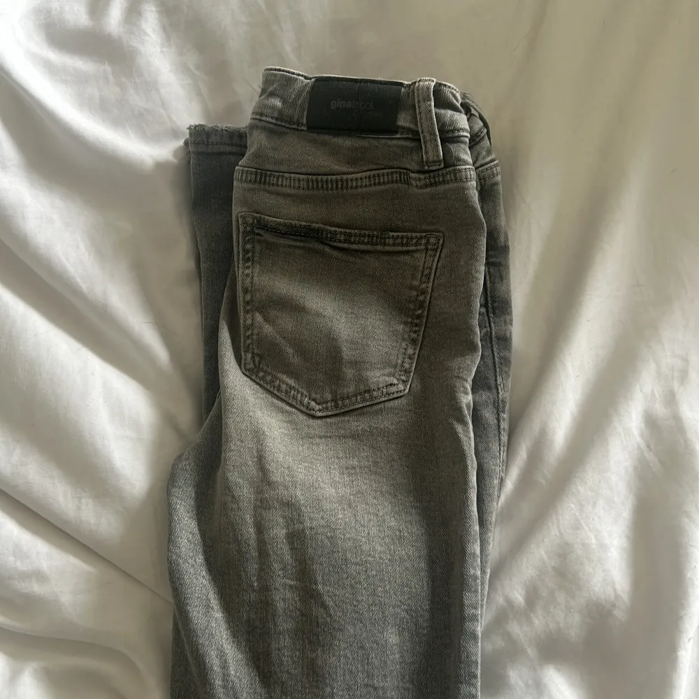 Grå low waist jeans från Gina Tricot Young. Jeans & Byxor.