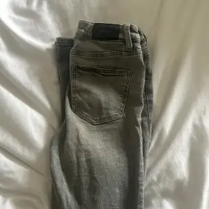 Grå low waist jeans från Gina Tricot Young