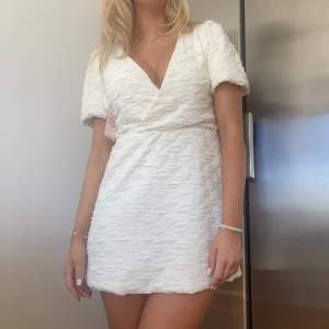 Såå fin vit klänning som passar perfekt till studenten! Den är helt ny med lapp kvar!💕