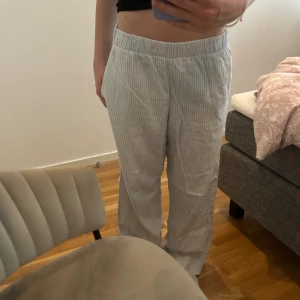 Pyjamasbyxor från Gina Tricot  - Säljer dessa as sköna pyjamasbyxor från Gina Tricot i storlek M💞 kommer utan snöre. 