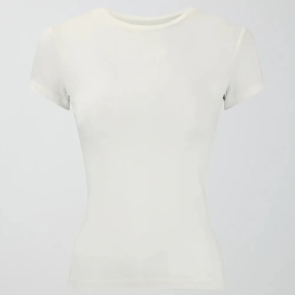 Helt oanvänd vit t-shirt från gina i storlek L 🤍. T-shirts.