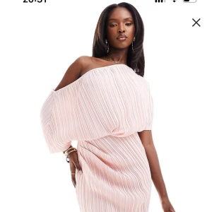 Sommarklänning  - Säljer min fina klänning i storlek 36, passar även 38 då jag är en 38a