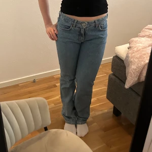 Blåa lågmidjade jeans  - Säljer dessa fina jeans från carlings med måtten 26 i midjan och 32 i längden💞 ordinarie pris 600kr men säljer för 300kr 