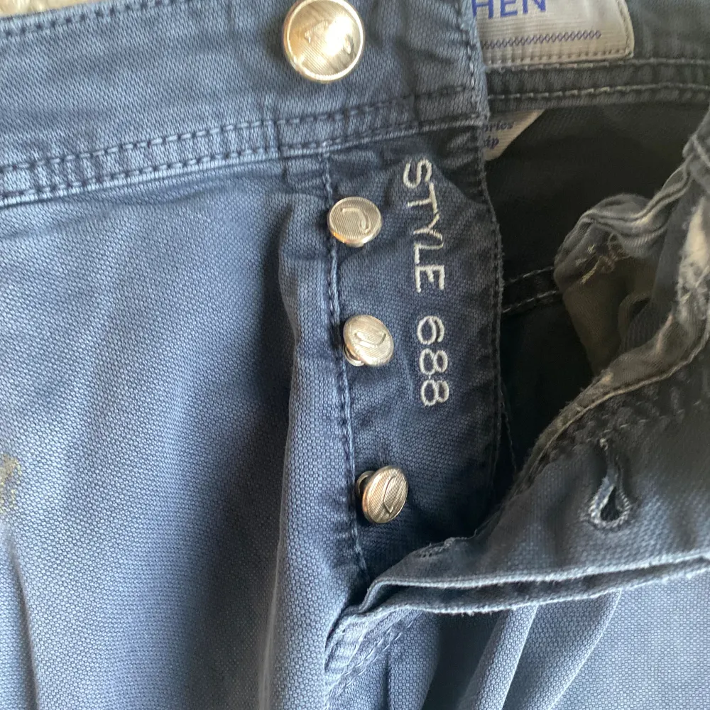 Hej! Säljer nu dessa otroligt feta Jacob Cohen jeans. Orderbekräftelse/kvitto medföljer vid köp. Nypris 5799:- men säljer för endast 850:-. Det finns två mindre tecken på användning (kom privat och fråga om bild). Modellen är 688 vilket sitter slim🙌. Jeans & Byxor.