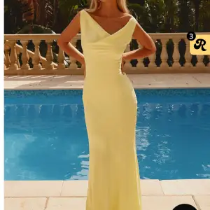 Säljer denna jätte fina gula klänningen ifrån PEPPERMAYO i storlek 34 (XS)💗Säljer den då jag valt än annan! Aldrig använd och prislapp är kvar! Köpt för 800+400 kr frakt💗
