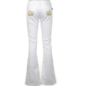 Vita jeans från Victoria Beckham köpta på sellpy💞Lite smutsiga ner till och en metalldetaljer som fattas men annars bra skick🥰