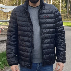 Bondelid tunn dunjacka för vår/höst - Snygg vårjacka/höstjacka. Lätt och lite tunnare dunjacka i storlek M i mycket bra skick och sparsamt använd. Personen på bilderna som använder jackan är 173 cm/67 kg