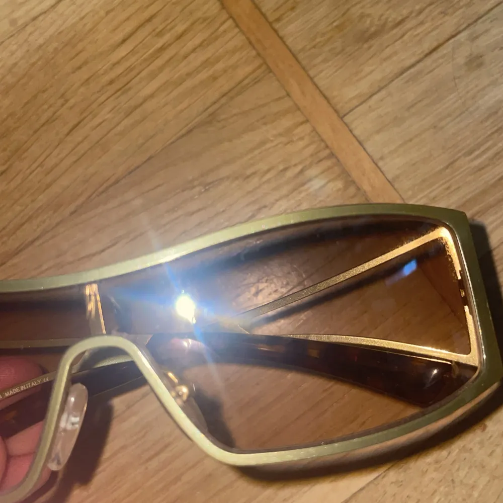 Solglasögon, har en minimal rispa på ens linsen men är knappt märkbar annars som nyskick.. Accessoarer.