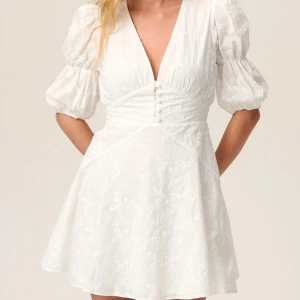 Adoore Sicily Dress - Säljer en oanvänd Sicily dress från Adoore!💕 Har prislappen kvar och säljer pga att jag missade returdatumet!  Superfin klänning till studenten eller sommaren!💕💕🌸 Är helt slutsåld på hemsidan i alla storlekar!🌸 
