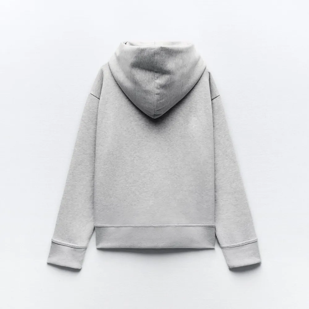 Jättefin ljusgrå hoodie i nyskick❤️Slutsåld på hemsidan. Hoodies.