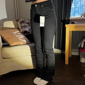 Midwaist bootcut jeans - Helt oanvända jeans från zara. Nypris 400kr