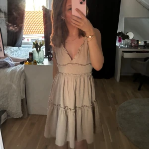 Klänning  - Klänning från shein använd endast 1 gång annars bara testad