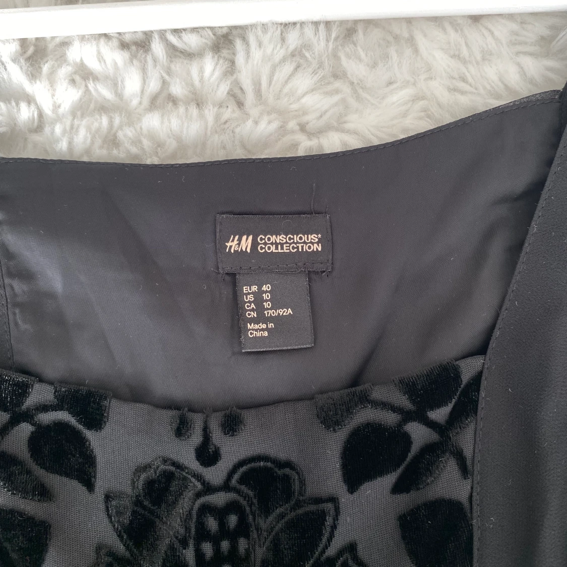 Svart blus med detaljer - 92