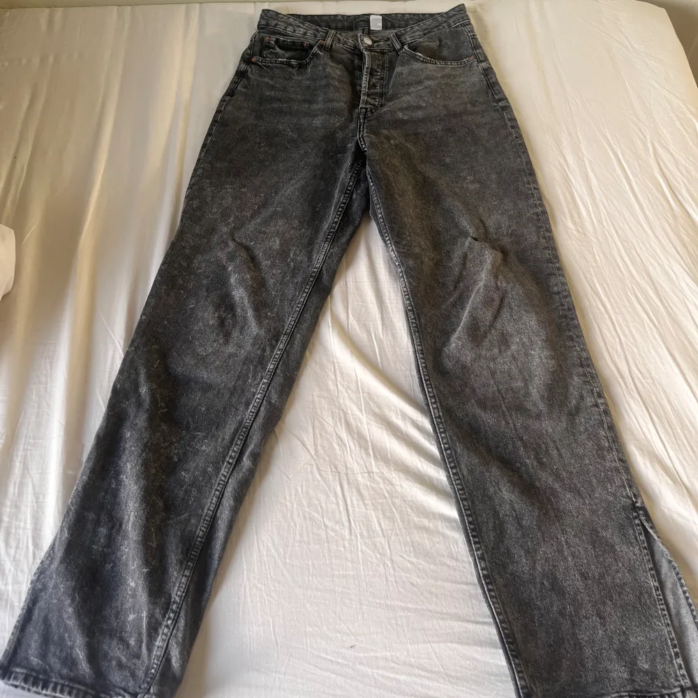 Jätte fina gråa midwaist/highwaist jeans från H&M med slits. Jag är 178 cm lång och dom är rätt så långa på mig. OBS. Bild 5 visar att dom har lite textur.. Jeans & Byxor.