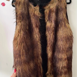 Päls väst - Storleken är S men den är stor så den passar som M/ L 