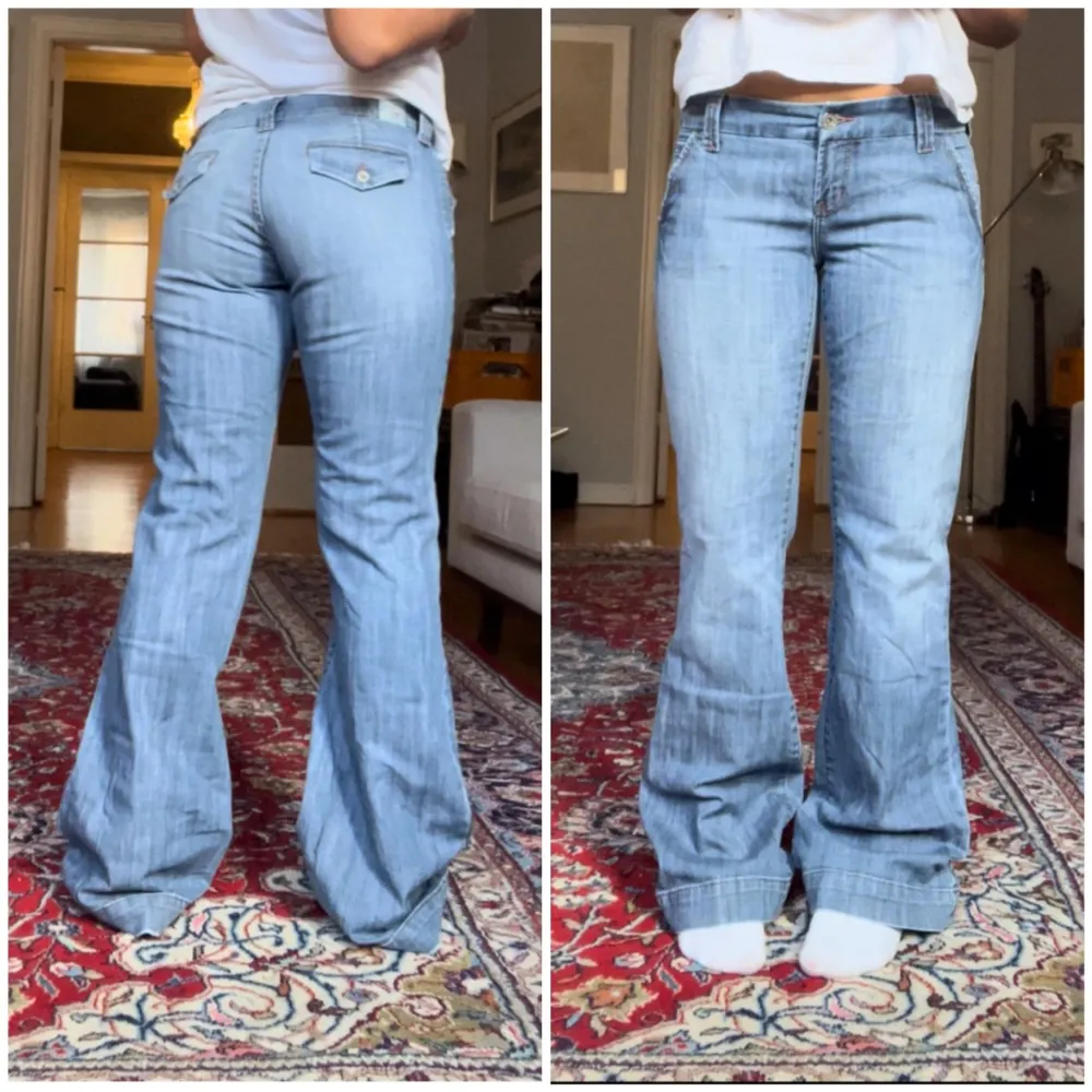 Supersnygga lågmidjade bootcut jeans som jag säljer då de är lite för stora. Säljer de endast såhär billigt då jag vill ha pengarna snabbt, pris kan diskuteras vid snabb affär💗 Midja: 37, Innerben: 82, hon på bilden är 165 (lånade). Jeans & Byxor.