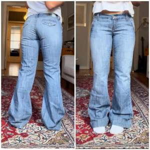 Supersnygga lågmidjade bootcut jeans som jag säljer då de är lite för stora. Säljer de endast såhär billigt då jag vill ha pengarna snabbt, pris kan diskuteras vid snabb affär💗 Midja: 37, Innerben: 82, hon på bilden är 165 (lånade)