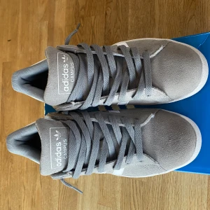 Adidas Campus  - Ett par Adidas Campus, använda en gång inomhus så i princip nyskick. 