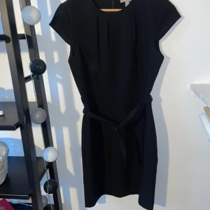 Klänning  - Jättefin figursydd klänning från hm 