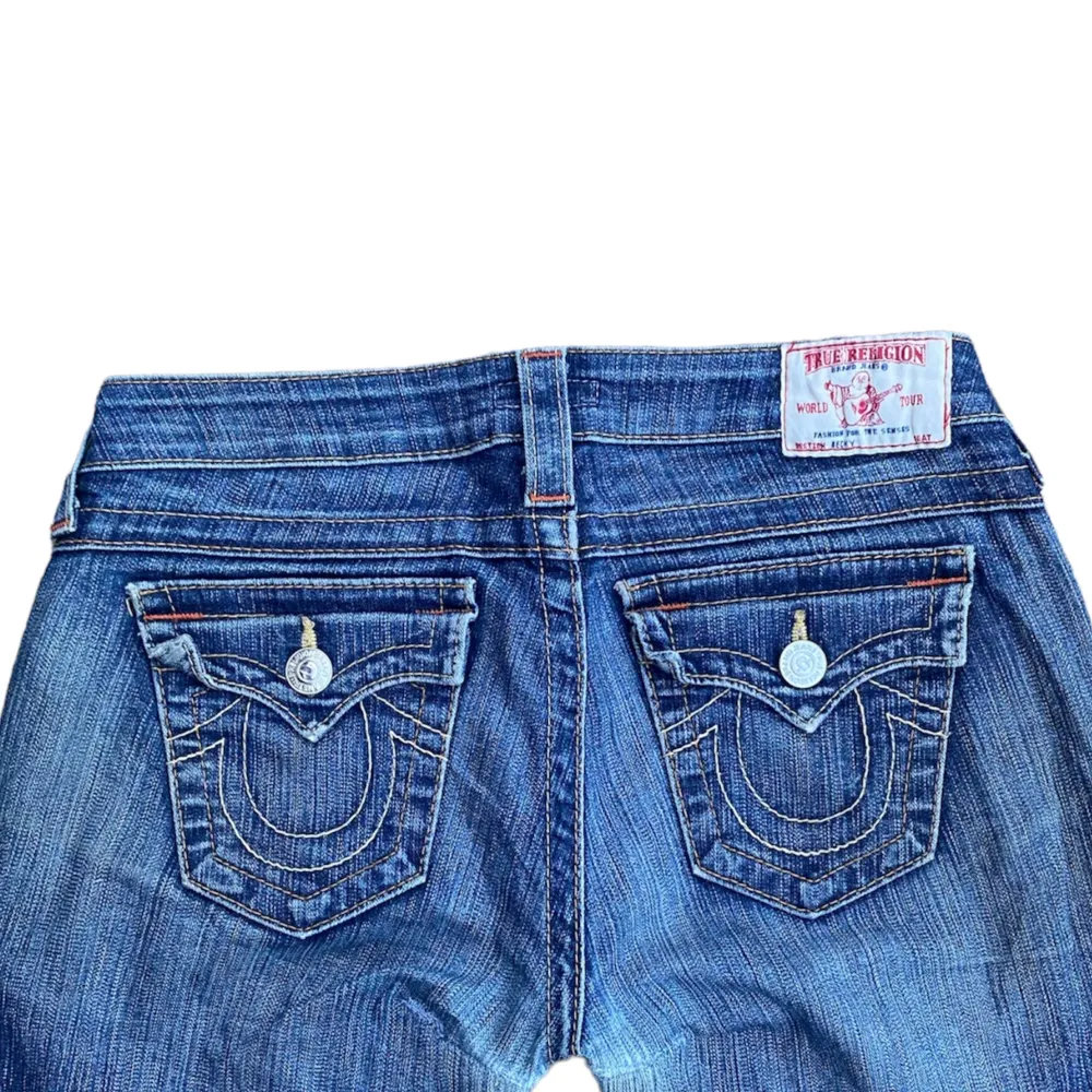 Jätte snygga true religion jeans som är bootcut 🔥🐺 Dom är i storlek 28 i midjan och dom är i bra skick men har lagats lite se bild 3. Skriv om du har några funderingar 🔥. Jeans & Byxor.