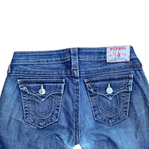 Jätte snygga true religion jeans som är bootcut 🔥🐺 Dom är i storlek 28 i midjan och dom är i bra skick men har lagats lite se bild 3. Skriv om du har några funderingar 🔥