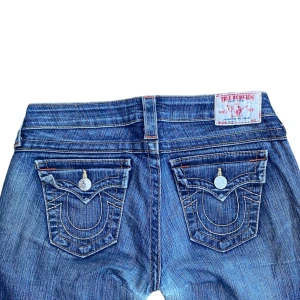 True religion jeans  - Jätte snygga true religion jeans som är bootcut 🔥🐺 Dom är i storlek 28 i midjan och dom är i bra skick men har lagats lite se bild 3. Skriv om du har några funderingar 🔥