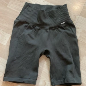 Aim'n bikershorts - Bikershorts från Aim'n i färgen khaki och storlek S. Dom är helt som nya. 🌸