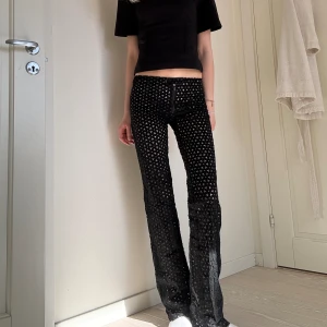 Spetsbyxor  -  ”spets”/ hålbrodderade  byxor som är sjukt coola och unika! Köpta secondhand i Paris och har inte sätt liknande någonstans, står tyvärr inget märke:(💕 jag är 175