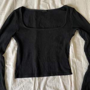 En svart jätteskön tröja, ribbad, använd några gånger men inga defekter, S-M:)