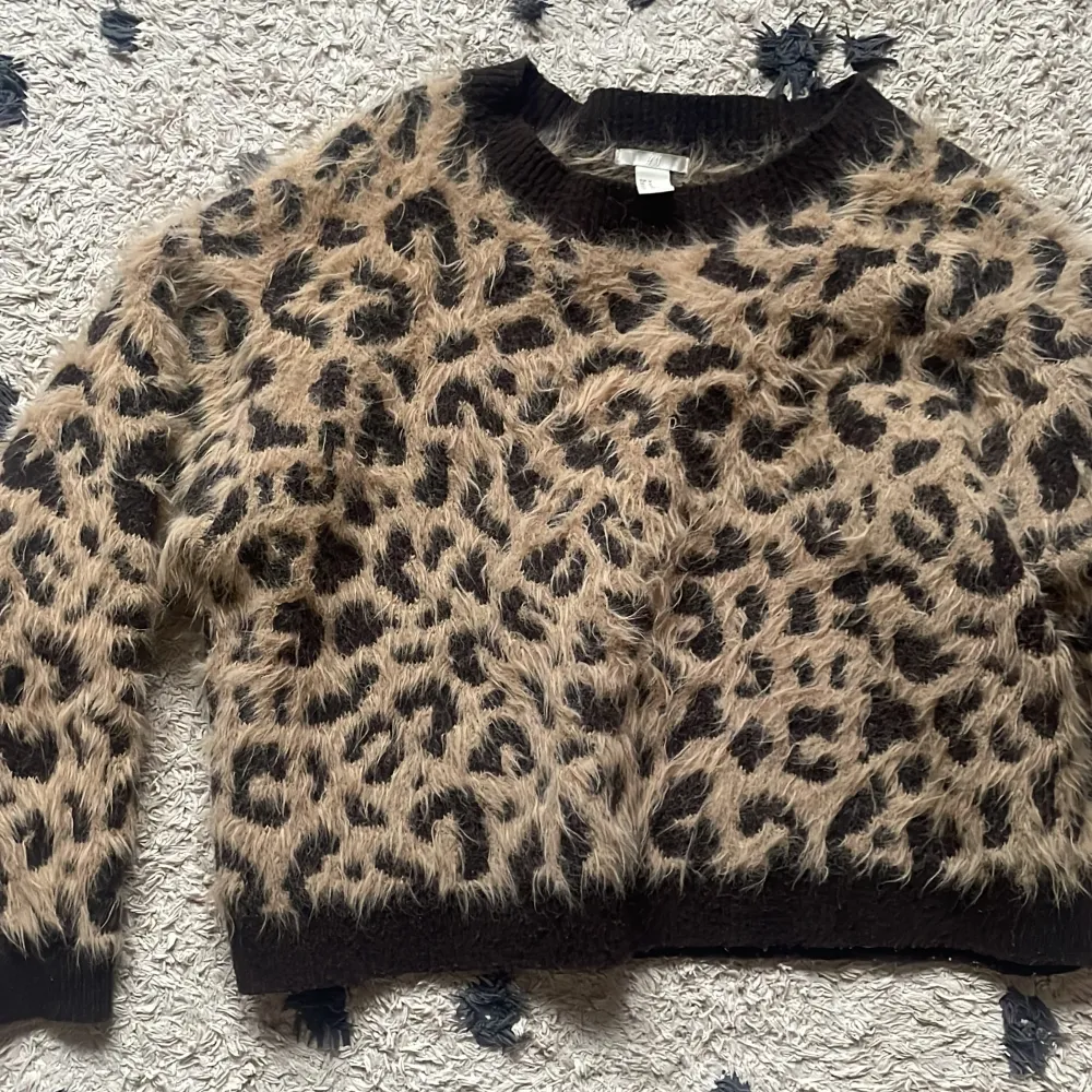 Denna super fina leopardmönstrade stickade tröjan från hm. Tröjor & Koftor.