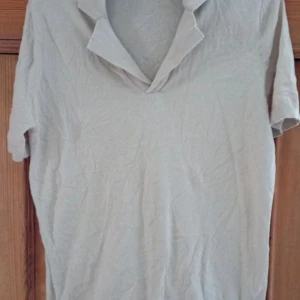 Finstickad tröja - Finstickad beige tröja med v-ringning o krage från Asos. Mudd nertill. Storlek S  Endast använd en gång.