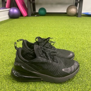 Nike Air270 - Nike skor som är för små för mig. Mycket bra skick då de använts inomhus till störst del. OBS: skorna är strl 40 men vill starkt påstå att de passar som en 39