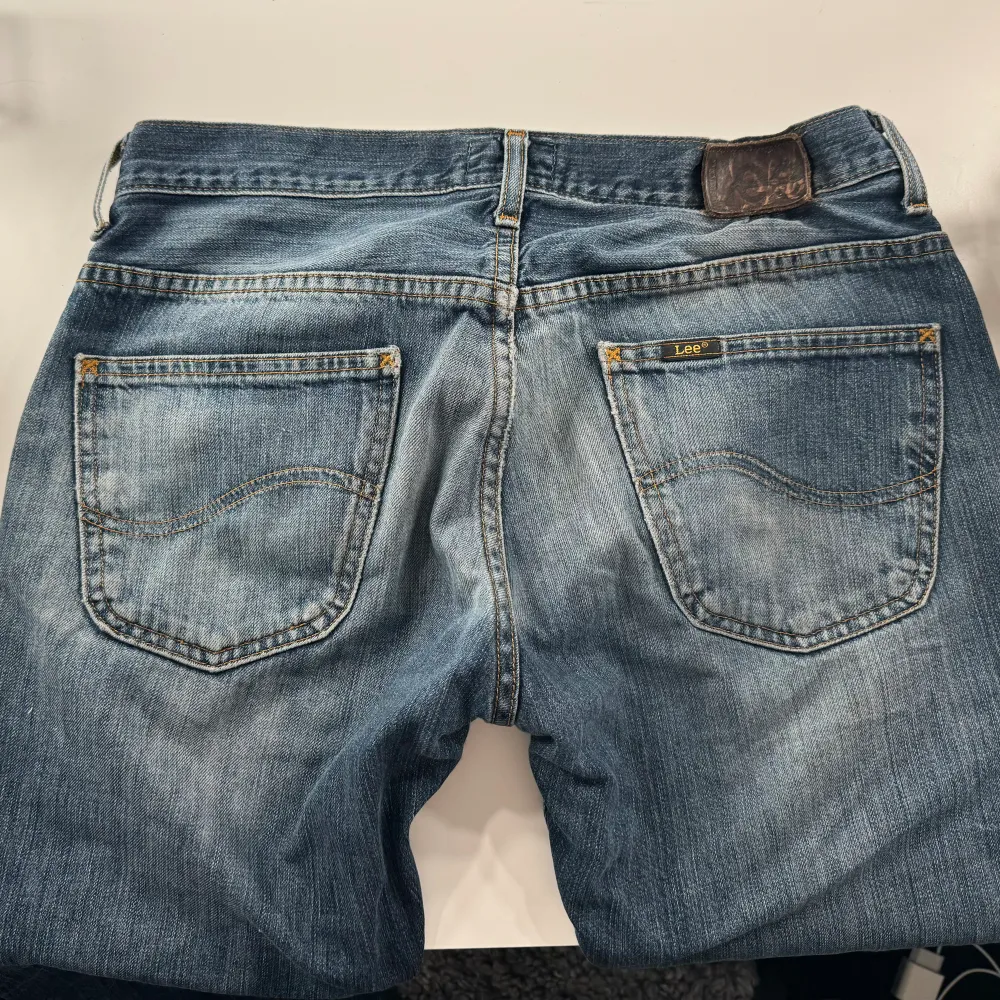 Ett par fina jeans från Lee som jag köpt här på plick men måste sälja vidare då dom ej passade mig, i använt skick därav priset😊. Jeans & Byxor.