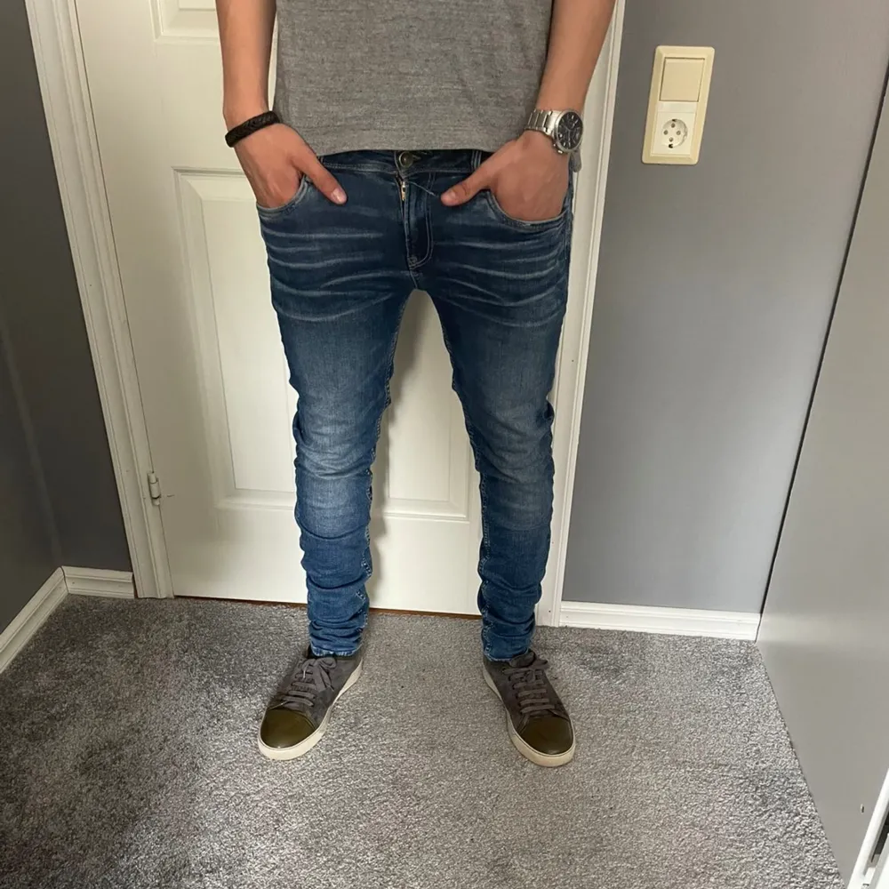Hejsan, säljer ett par feta Jeans i det italienska märket Garcia. Jeansen är i storlek 176 men modellen på bilden är 183 cm / 73kg så passar även större. Trendiga jeans för ett bra pris. Hör av dig för eventuella frågor eller bilder🤗 . Jeans & Byxor.