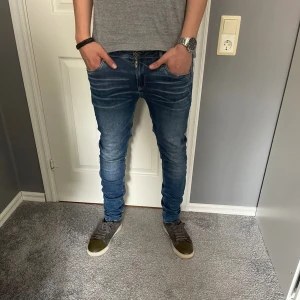 Garcia Jeans - Hejsan, säljer ett par feta Jeans i det italienska märket Garcia. Jeansen är i storlek 176 men modellen på bilden är 183 cm / 73kg så passar även större. Trendiga jeans för ett bra pris. Hör av dig för eventuella frågor eller bilder🤗 