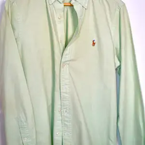 Hej, säljer en otroligt fin RL skjorta slim fit i mintgrön färg som användes en gång men inte så mycket mer sedan dess då jag främst bytt till andra märken. Den har bara hängt i garderoben. Den är i princip i nyskick, kostade ca 1600 kr nypris.