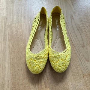 Gula ballerinaskor - Söta ballerinaskor som är förstora för mig, helt oanvända💛💛