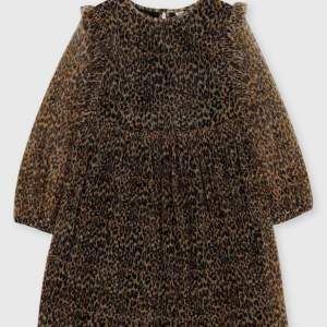 Säljer en liknande leopard klänning från zara, i storlek 164 men passar även xs och s. Kontakta mig för fler bilder och köparen står för frakten. Pris kan också diskuteras :)