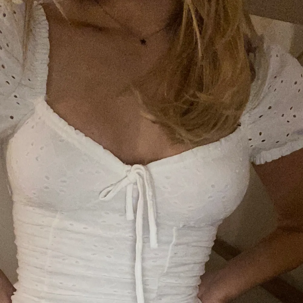 Säljer denna superfina vita klänningen, den är stretchig så jag skulle säga att den passar xs och xxs. Klänningar.