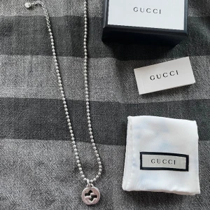 Gucci necklace  - 40 cm lång och är justerbar till 45 cm. För fler frågor tvivla inte på att höra av dig.