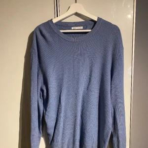 Sweatshirt - Stickad tröja från Zara som är i bra skick. Nypris ligger på 599!
